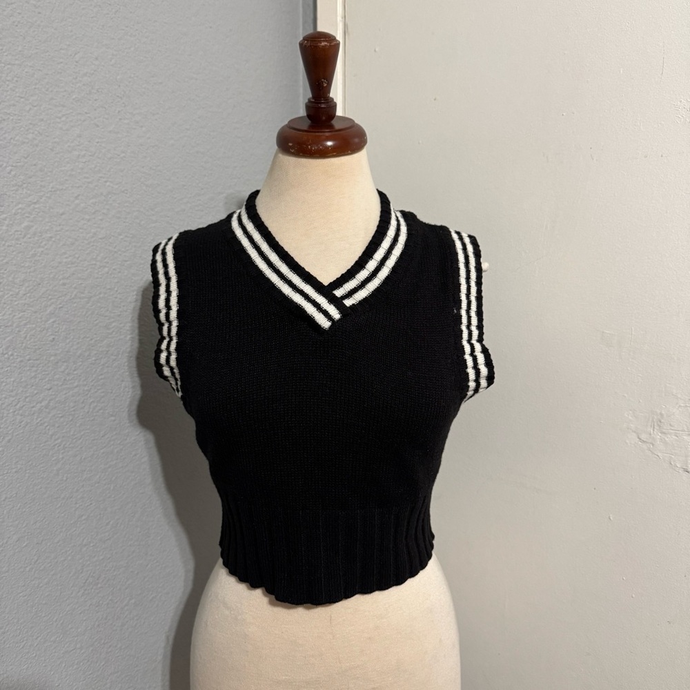 H&M Women Black & White Striped Trim Cropped Sleeveless Knitted Tank Top Sz M